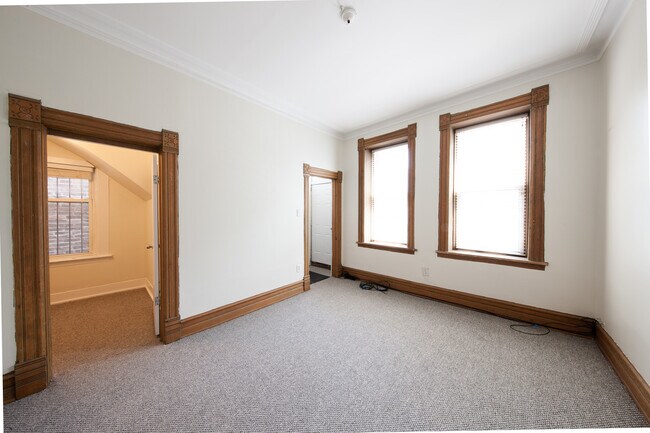 Foto del edificio - 1344 N Bell Ave