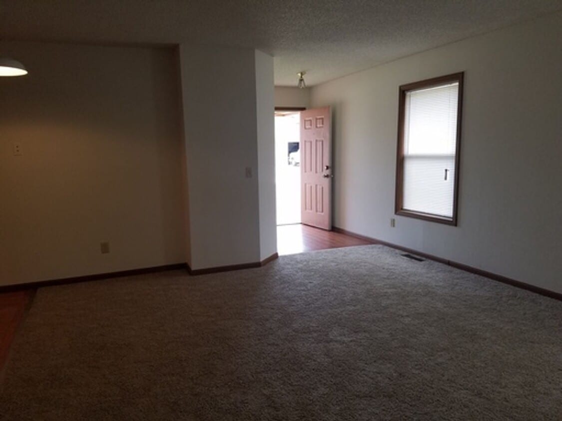 Primary Photo - Great 3 Bed 2 Bath 2 Car Garage Flat Duple...