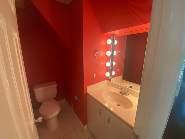 Building Photo - 2000 Fairview Ave