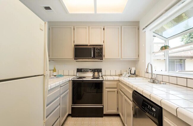 Building Photo - 2607 Pirineos Way