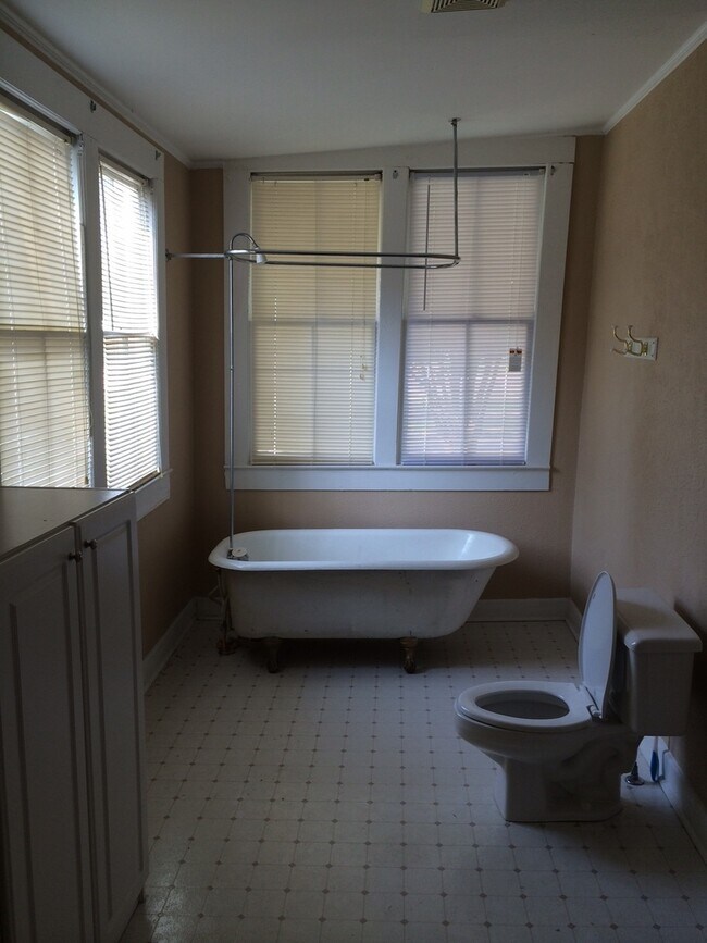 Foto del edificio - 3 bedroom, 2 bath Historic Home Near Downt...