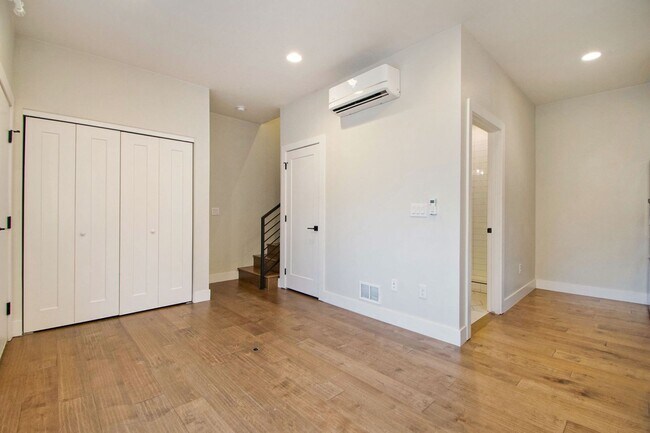 Building Photo - 1 Bedroom 2 Bathroom Luxury Brand New Town...