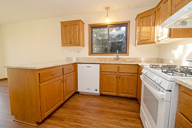 Building Photo - 6760 Cottonwood Ln N