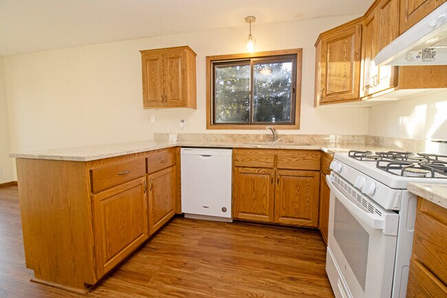 Foto del edificio - 6760 Cottonwood Ln N