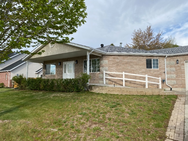 Building Photo - 2265 S Linda Wy