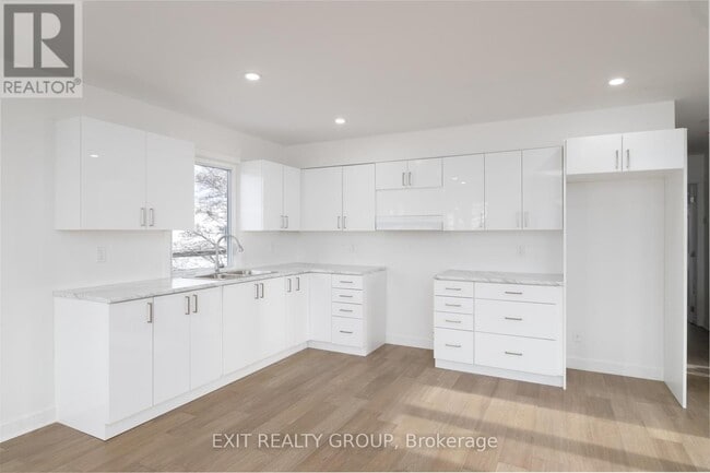 Building Photo - 211 Dundas St W