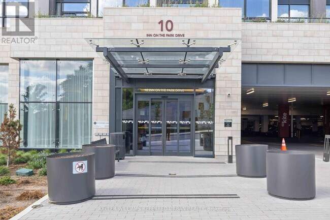 Photo du bâtiment - 10 Inn On The Pk Dr
