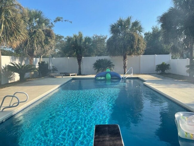 Building Photo - Private 1-Acre Retreat with Pool, Screened...