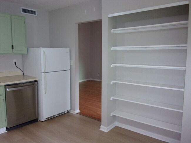 Building Photo - 2 Bedroom 1 Bath Condo with Private Deck in Hunters Chase