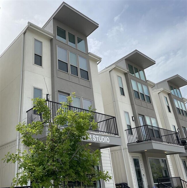 Building Photo - 18712 Centro Main St