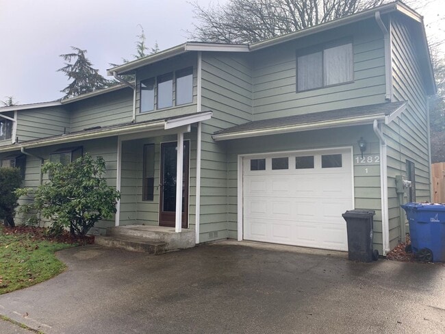 Building Photo - Wonderful Pet Friendly 3 Bedroom Home with...