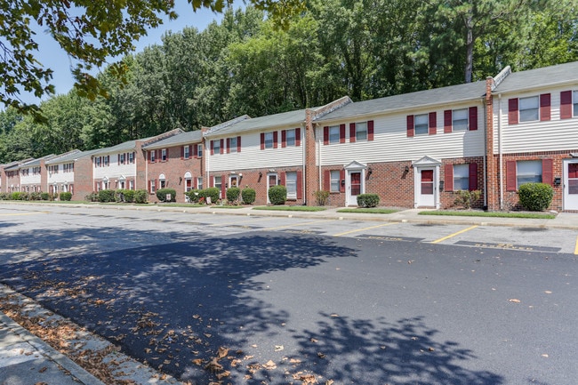 Building Photo - 2401 Shamrock Gardens Dr