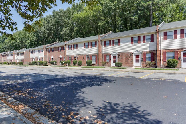 Foto del edificio - 2401 Shamrock Gardens Dr