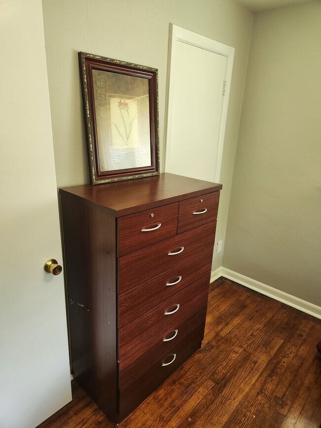 Building Photo - 1 Private Bedroom 1 Shared Bathroom