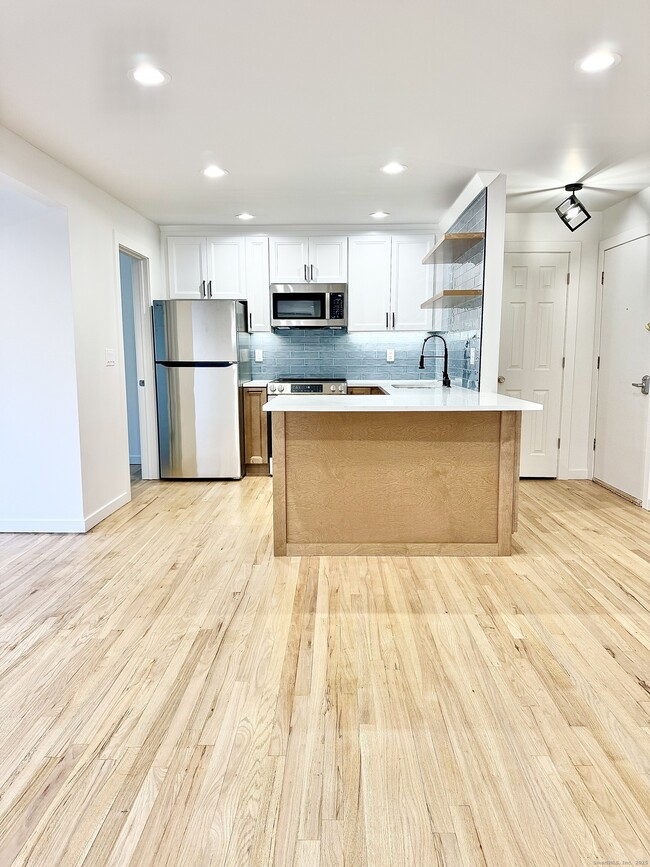 Foto del edificio - 1742 Boston Post Rd