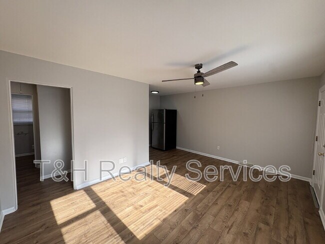 Building Photo - 1608 W 58th St