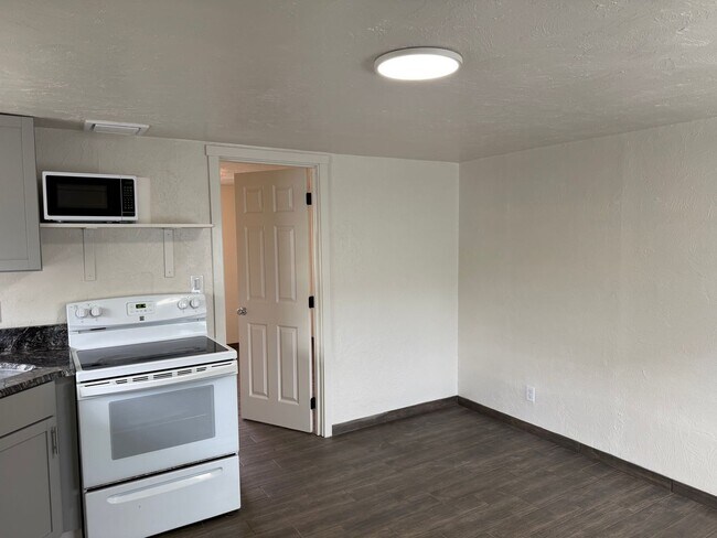 Foto del edificio - Updated 1 bedroom 1 bathroom ADU!