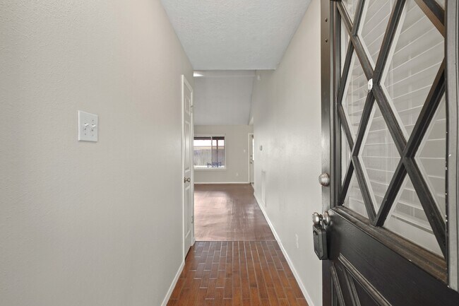 Foto del edificio - 9826 Rustic Gate Rd