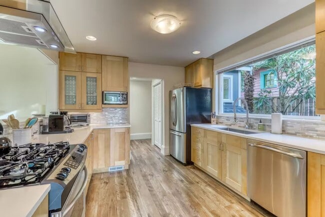 Building Photo - 2bd/1.75ba Seattle Home