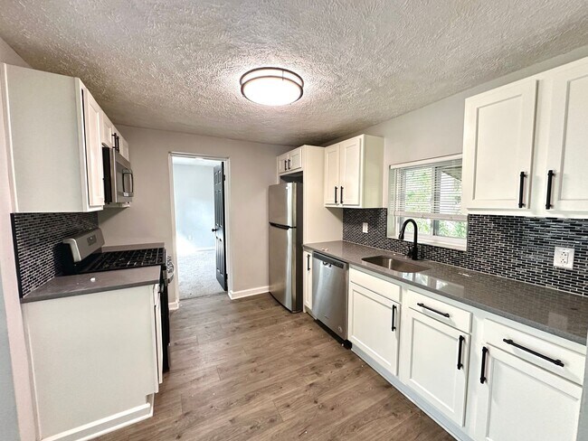 Foto del edificio - Updated 3 Bed, 1 Bath Home in Penn Hills -...
