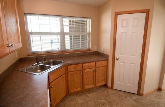 Building Photo - 822 Golden Way