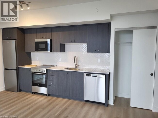 Building Photo - 25 Wellington St S