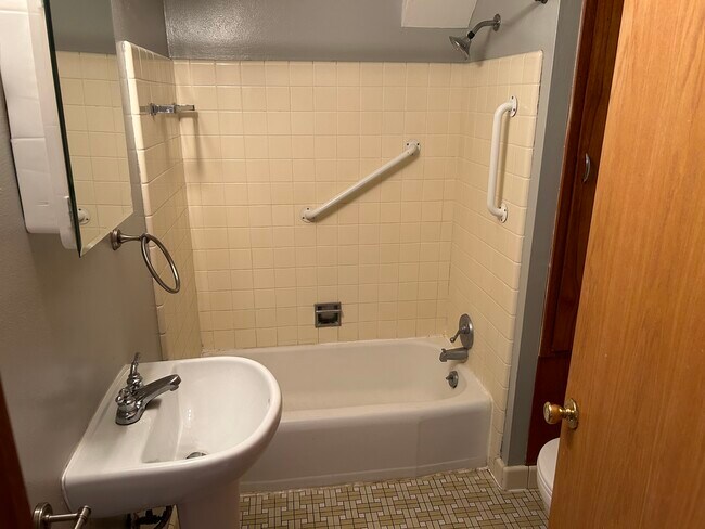 Foto del edificio - 1133 Vilas Ave