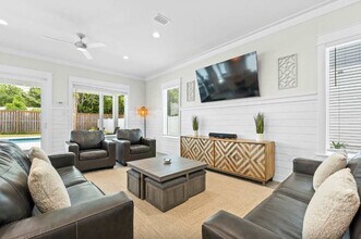Building Photo - 322 E Lakeshore Dr