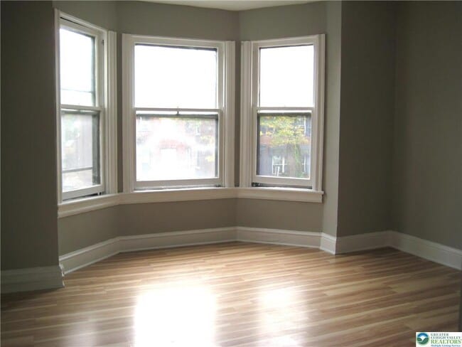 Building Photo - 113 E Broad St