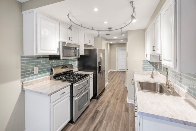 Building Photo - Amazing 3 BR/2.5 BA Townhome in Columbia!