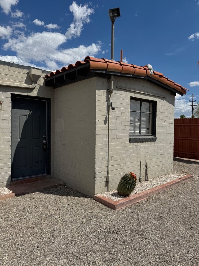 Building Photo - 302 W Flores St