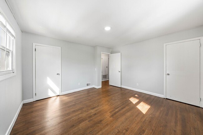 Foto del edificio - Large 3 Bedroom Apt