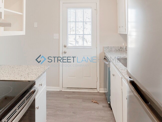 Building Photo - NOW OFFERING $250 OFF THE FIRST FULL MONTH...