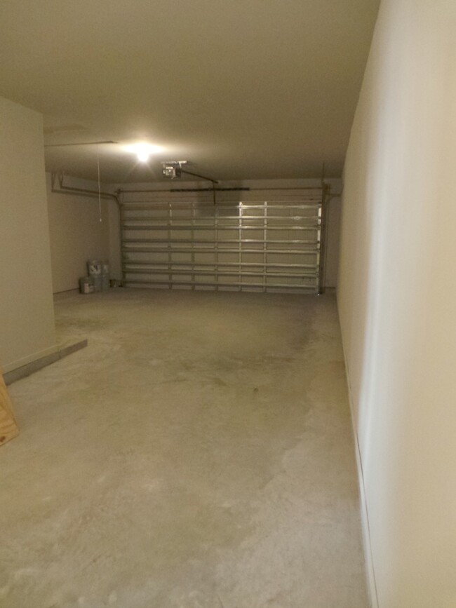 Tandem Garage - 8822 Spectrum Center Blvd