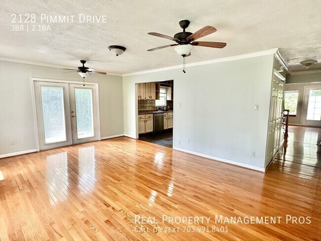 Foto del edificio - Charming and Spacious Pimmit Hills Home!