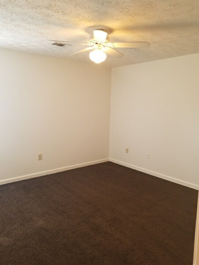 Building Photo - 395 Deer Park Dr