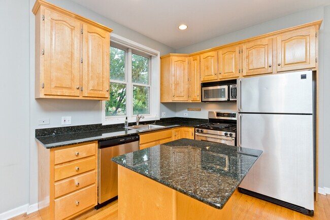 Building Photo - Amazing 2 bed/ 2 bath unit in West Town wi...