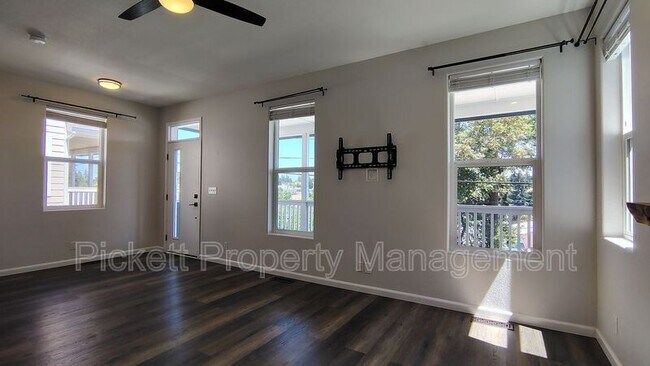Building Photo - 147 N Wycoff Ave