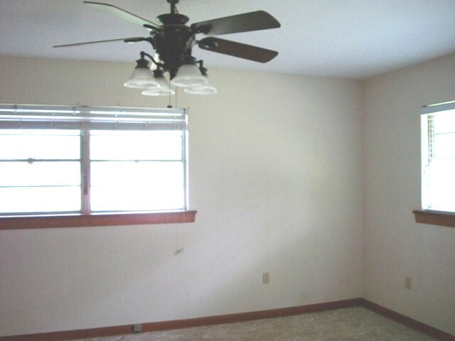 Building Photo - LOCATION!!! BROADMORE SUBD 3br/2ba house o...