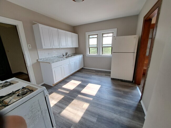 Building Photo - 10431 Almira Ave