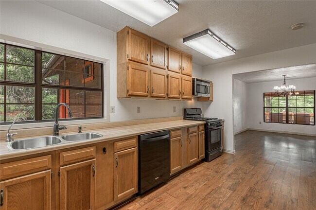 Foto del edificio - 73 Thomas Lake Rd