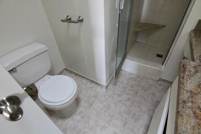 Building Photo - 2 bedroom in West Hollywood CA 90069