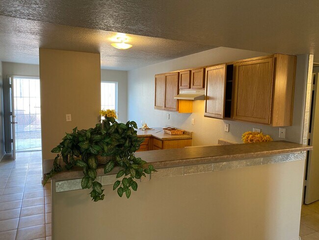 Building Photo - 3Bd 2Ba 2CG, AC, New paint!