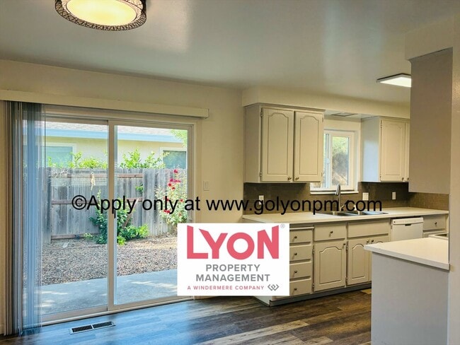 Building Photo - Spacious 2 bedroom, single level duplex in...