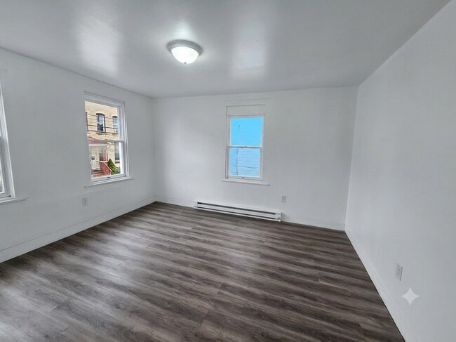Building Photo - 39 Elm St