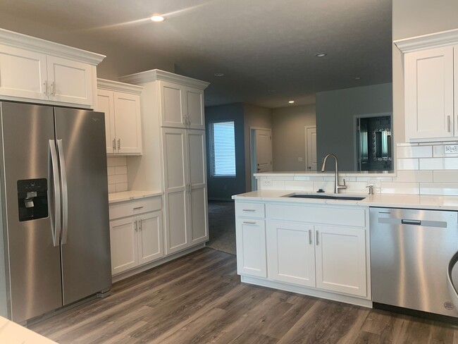 Foto del edificio - Walkout ranch townhome with 2 stall garage...