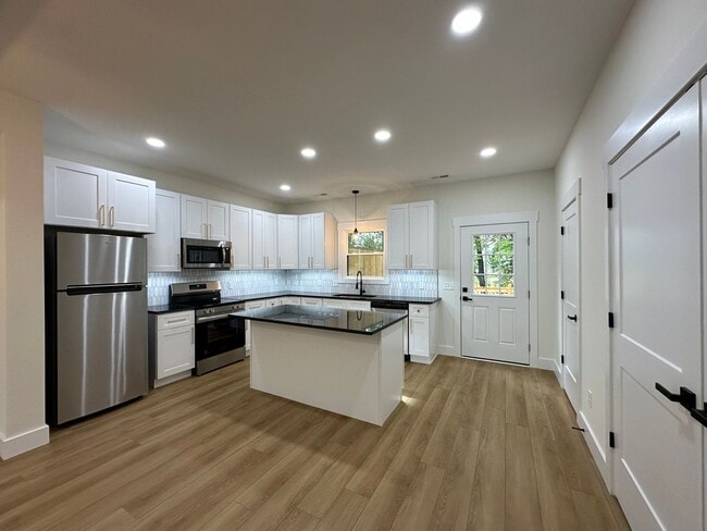 Foto del edificio - Gorgeous townhome on Candlers Mt! Close to LU. First month rent half off special!