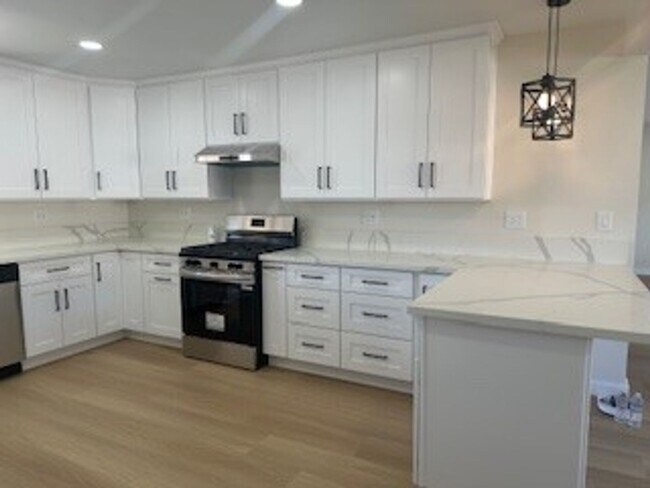 Foto del edificio - Newly remodeled three bedroom two bath.