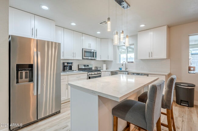 Foto del edificio - 4240 E Bluefield Ave
