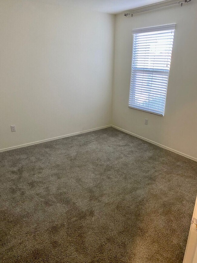 Foto del edificio - COMING SOON! New 3BR 2 BA Home w/ 2-Car Garage • Stainless Kitchen • Timer-Irrigated Yard in East...